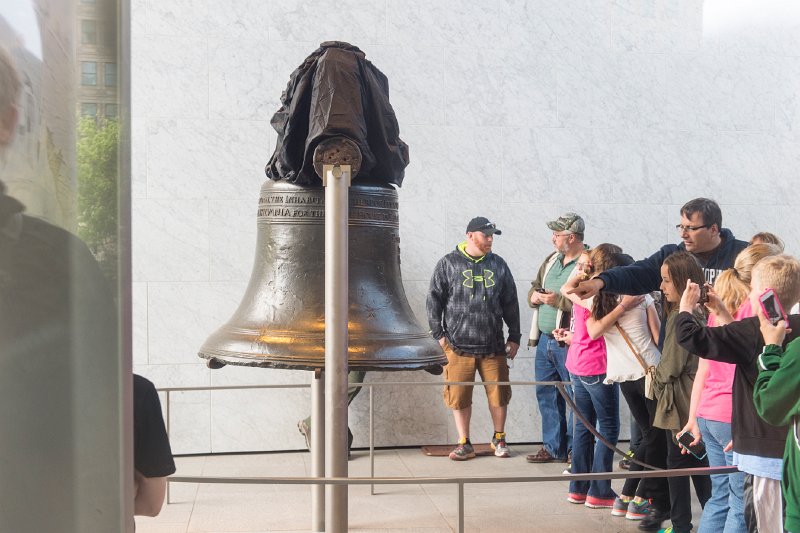 20150430_104801 D4S.jpg - School kids admiring the Liberty Bell